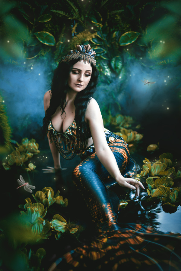 Meerjungfrau spielt mit Libellen, von Fotografin Metelen